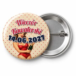 Przypinka Wieczór Kawalerski z Datą Pin-up z Szampanem: przypinka na wieczór kawalerski z napisem Wieczór Kawalerski oraz polem data (np. 14.06.2027) – przód i aluminiowy tył z agrafką
