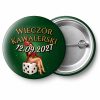 Przypinka Wieczór Kawalerski z Datą Showgirl na Kości: przypinka na wieczór kawalerski z napisem Wieczór Kawalerski oraz polem data (np. 12.09.2027) – przód i aluminiowy tył z agrafką