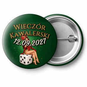 Przypinka Wieczór Kawalerski z Datą Showgirl na Kości: przypinka na wieczór kawalerski z napisem Wieczór Kawalerski oraz polem data (np. 12.09.2027) – przód i aluminiowy tył z agrafką