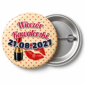 Przypinka Wieczór Kawalerski z Datą Szminka i Pocałunek: przypinka na wieczór kawalerski z napisem Wieczór Kawalerski oraz polem data (np. 21.08.2027) – przód i aluminiowy tył z agrafką