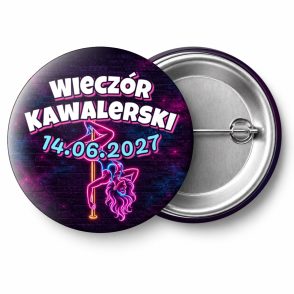 Przypinka Wieczór Kawalerski z Datą Tancerka w Szpilkach: przypinka na wieczór kawalerski z napisem Wieczór Kawalerski oraz polem data (np. 14.06.2027) – przód i aluminiowy tył z agrafką