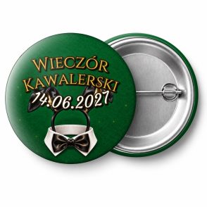 Przypinka Wieczór Kawalerski z Datą Uszy Króliczka: przypinka na wieczór kawalerski z napisem Wieczór Kawalerski oraz polem data (np. 14.06.2027) – przód i aluminiowy tył z agrafką
