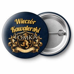 Przypinka Wieczór Kawalerski z Imieniem Pana Młodego Herb z Lwem: przypinka na wieczór kawalerski z napisem Wieczór Kawalerski oraz polem imię pana młodego (np. Tomka) – przód i aluminiowy tył z agrafką