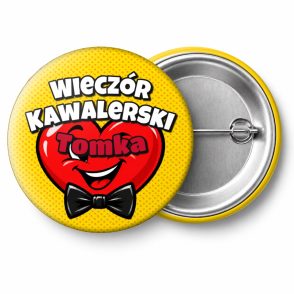 Przypinka Wieczór Kawalerski z Imieniem Pana Młodego Komiksowe Serce: przypinka na wieczór kawalerski z napisem Wieczór Kawalerski oraz polem imię pana młodego (np. Tomka) – przód i aluminiowy tył z agrafką