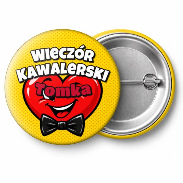 Przypinka Wieczór Kawalerski z Imieniem Pana Młodego Komiksowe Serce: przypinka na wieczór kawalerski z napisem Wieczór Kawalerski oraz polem imię pana młodego (np. Tomka) – przód i aluminiowy tył z agrafką