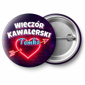 Przypinka Wieczór Kawalerski z Imieniem Pana Młodego Neonowe Serce: przypinka na wieczór kawalerski z napisem Wieczór Kawalerski oraz polem imię pana młodego (np. Tomka) – przód i aluminiowy tył z agrafką