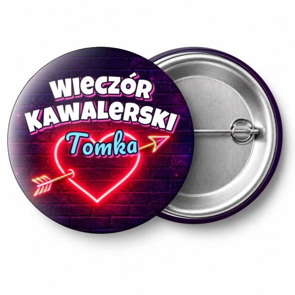 Przypinka Wieczór Kawalerski z Imieniem Pana Młodego Neonowe Serce: przypinka na wieczór kawalerski z napisem Wieczór Kawalerski oraz polem imię pana młodego (np. Tomka) – przód i aluminiowy tył z agrafką