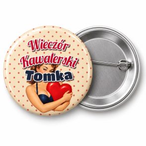 Przypinka Wieczór Kawalerski z Imieniem Pana Młodego Pin-up z Sercem: przypinka na wieczór kawalerski z napisem Wieczór Kawalerski oraz polem imię pana młodego (np. Tomka) – przód i aluminiowy tył z agrafką