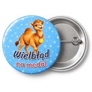 Przypinka Wielbłąd na Medal: przypinka na Orszak Trzech Króli z napisem Wielbłąd na medal – przód i aluminiowy tył z agrafką