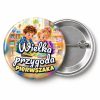 Przypinka Wielka Przygoda Pierwszaka Mapa Skarbów: przypinka na pasowanie pierwszoklasisty z napisem Wielka przygoda pierwszaka – przód i aluminiowy tył z agrafką