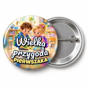 Przypinka Wielka Przygoda Pierwszaka Mapa Skarbów: przypinka na pasowanie pierwszoklasisty z napisem Wielka przygoda pierwszaka – przód i aluminiowy tył z agrafką