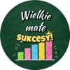 Wzór: Przypinka Wielkie Małe Sukcesy Kredowy Wykres – grafika z napisem Wielkie małe sukcesy!