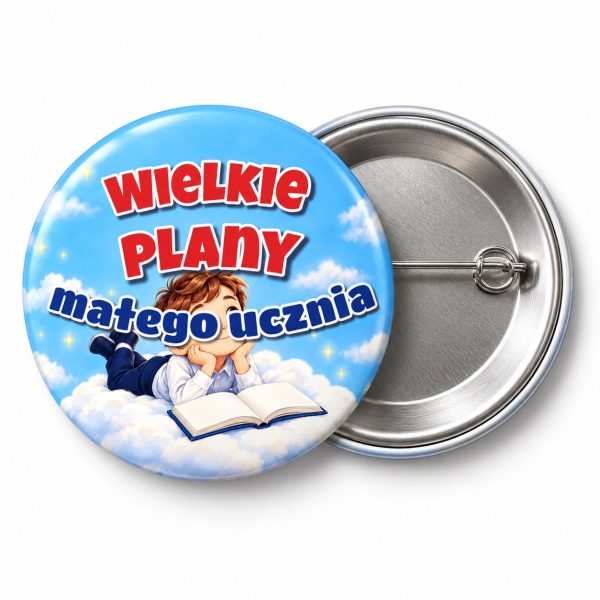 Przypinka Wielkie Plany Małego Ucznia Chłopiec na Chmurze: przypinka na pasowanie pierwszoklasisty z napisem Wielkie plany małego ucznia – przód i aluminiowy tył z agrafką