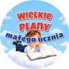 Wzór: Przypinka Wielkie Plany Małego Ucznia Chłopiec na Chmurze – grafika z napisem Wielkie plany małego ucznia
