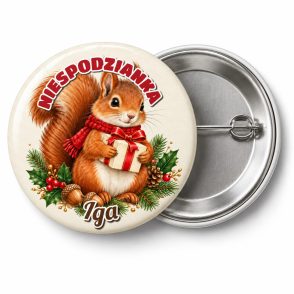 Przypinka Wiewiórka z Prezentem: przypinka na Boże Narodzenie z napisem NIESPODZIANKA oraz polem imię (np. Iga) – przód i aluminiowy tył z agrafką