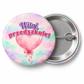 Przypinka Witaj Przedszkole Balonik Serduszko: przypinka na pasowanie na przedszkolaka z napisem Witaj, przedszkole! – przód i aluminiowy tył z agrafką