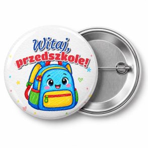 Przypinka Witaj Przedszkole Kredkowy Plecaczek: przypinka na pasowanie na przedszkolaka z napisem Witaj, przedszkole! – przód i aluminiowy tył z agrafką