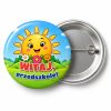 Przypinka Witaj Przedszkole Uśmiechnięte Słońce: przypinka na pasowanie na przedszkolaka z napisem Witaj, przedszkole! – przód i aluminiowy tył z agrafką