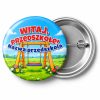 Przypinka Witaj Przedszkole z Nazwą Przedszkola Huśtawka: przypinka na pasowanie na przedszkolaka z napisem Witaj, Przedszkole! oraz polem nazwa przedszkola (np. Nazwa przedszkola) – przód i aluminiowy tył z agrafką