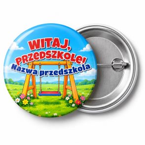 Przypinka Witaj Przedszkole z Nazwą Przedszkola Huśtawka: przypinka na pasowanie na przedszkolaka z napisem Witaj, Przedszkole! oraz polem nazwa przedszkola (np. Nazwa przedszkola) – przód i aluminiowy tył z agrafką