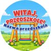 Wzór: Przypinka Witaj Przedszkole z Nazwą Przedszkola Huśtawka – napis Witaj, Przedszkole! i pole nazwa przedszkola