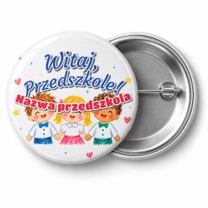 Przypinka Witaj Przedszkole z Nazwą Przedszkola Kredkowe Dzieci: przypinka na pasowanie na przedszkolaka z napisem Witaj, Przedszkole! oraz polem nazwa przedszkola (np. Nazwa przedszkola) – przód i aluminiowy tył z agrafką