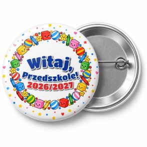 Przypinka Witaj Przedszkole z Rokiem Przedszkolnym Pierścień Zabawek: przypinka na pasowanie na przedszkolaka z napisem Witaj, Przedszkole! oraz polem rok przedszkolny (np. 2026/2027) – przód i aluminiowy tył z agrafką