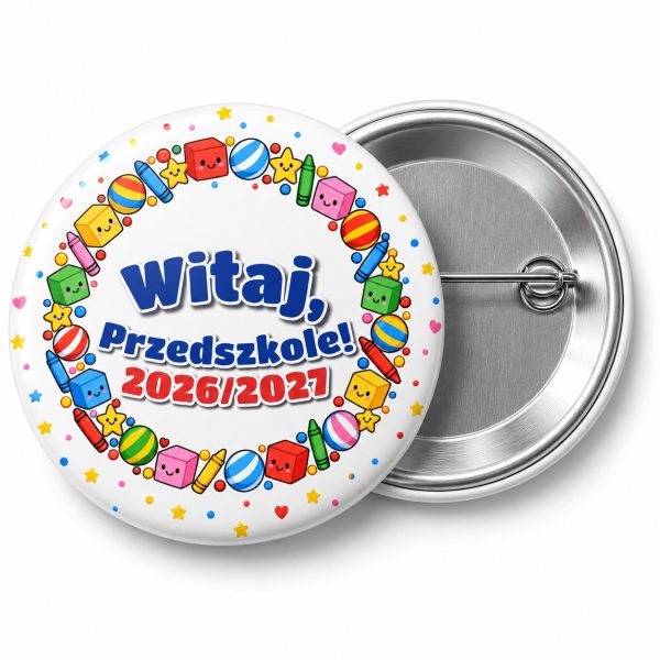 Przypinka Witaj Przedszkole z Rokiem Przedszkolnym Pierścień Zabawek: przypinka na pasowanie na przedszkolaka z napisem Witaj, Przedszkole! oraz polem rok przedszkolny (np. 2026/2027) – przód i aluminiowy tył z agrafką