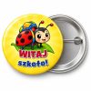 Przypinka Witaj Szkoło Biedronka: przypinka na pasowanie pierwszoklasisty z napisem Witaj szkoło! – przód i aluminiowy tył z agrafką