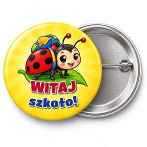 Przypinka Witaj Szkoło Biedronka: przypinka na pasowanie pierwszoklasisty z napisem Witaj szkoło! – przód i aluminiowy tył z agrafką