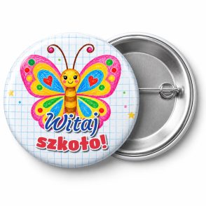 Przypinka Witaj Szkoło Kredkowy Motyl: przypinka na pasowanie pierwszoklasisty z napisem Witaj szkoło! – przód i aluminiowy tył z agrafką