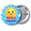 Przypinka Witaj Szkoło Uśmiechnięte Słońce: przypinka na pasowanie pierwszoklasisty z napisem Witaj szkoło! – przód i aluminiowy tył z agrafką