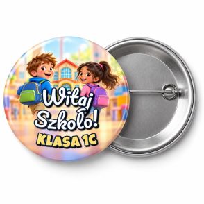 Przypinka Witaj Szkoło z Nazwą Klasy Dzieci Biegną do Szkoły: przypinka na pasowanie pierwszoklasisty z napisem Witaj Szkoło! oraz polem klasa (np. Klasa 1c) – przód i aluminiowy tył z agrafką