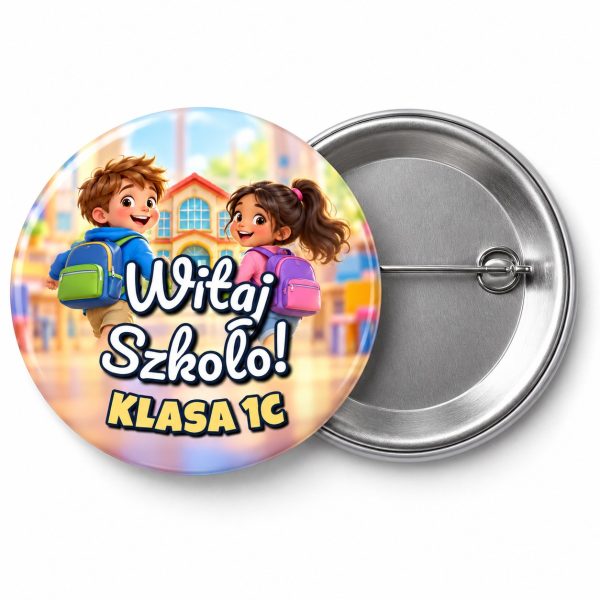 Przypinka Witaj Szkoło z Nazwą Klasy Dzieci Biegną do Szkoły: przypinka na pasowanie pierwszoklasisty z napisem Witaj Szkoło! oraz polem klasa (np. Klasa 1c) – przód i aluminiowy tył z agrafką
