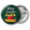 Przypinka Witaj Szkoło z Nazwą Klasy Jabłko i Linijka: przypinka na pasowanie pierwszoklasisty z napisem Witaj Szkoło! oraz polem klasa (np. Klasa 1b) – przód i aluminiowy tył z agrafką