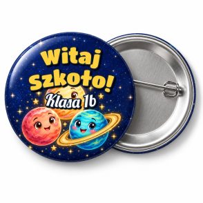 Przypinka Witaj Szkoło z Nazwą Klasy Planety: przypinka na pasowanie pierwszoklasisty z napisem Witaj Szkoło! oraz polem klasa (np. Klasa 1b) – przód i aluminiowy tył z agrafką