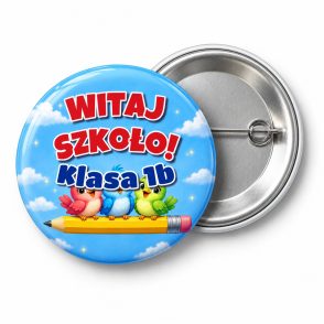 Przypinka Witaj Szkoło z Nazwą Klasy Ptaszki na Ołówku: przypinka na pasowanie pierwszoklasisty z napisem Witaj Szkoło! oraz polem klasa (np. Klasa 1b) – przód i aluminiowy tył z agrafką