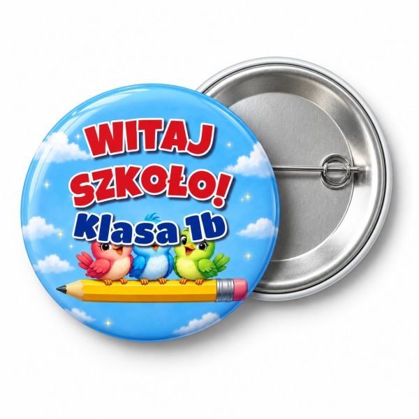 Przypinka Witaj Szkoło z Nazwą Klasy Ptaszki na Ołówku: przypinka na pasowanie pierwszoklasisty z napisem Witaj Szkoło! oraz polem klasa (np. Klasa 1b) – przód i aluminiowy tył z agrafką
