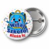Przypinka Witaj Szkoło z Nazwą Klasy Uśmiechnięty Plecak: przypinka na pasowanie pierwszoklasisty z napisem Witaj Szkoło! oraz polem klasa (np. Klasa 1c) – przód i aluminiowy tył z agrafką
