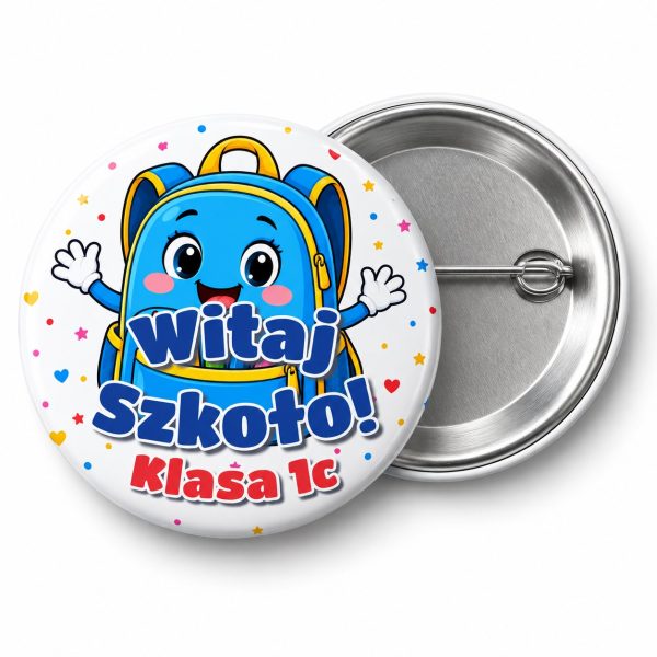 Przypinka Witaj Szkoło z Nazwą Klasy Uśmiechnięty Plecak: przypinka na pasowanie pierwszoklasisty z napisem Witaj Szkoło! oraz polem klasa (np. Klasa 1c) – przód i aluminiowy tył z agrafką