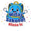 Wzór: Przypinka Witaj Szkoło z Nazwą Klasy Uśmiechnięty Plecak – napis Witaj Szkoło! i pole klasa