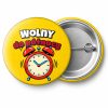 Przypinka Wolny do Północy Komiksowy Budzik: przypinka na wieczór kawalerski z napisem Wolny do północy – przód i aluminiowy tył z agrafką