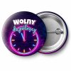 Przypinka Wolny do Północy Neonowy Zegar: przypinka na wieczór kawalerski z napisem Wolny do północy – przód i aluminiowy tył z agrafką