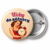 Przypinka Wolny do Północy Pin-up z Budzikiem: przypinka na wieczór kawalerski z napisem Wolny do północy – przód i aluminiowy tył z agrafką