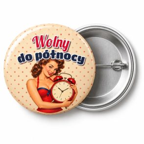 Przypinka Wolny do Północy Pin-up z Budzikiem: przypinka na wieczór kawalerski z napisem Wolny do północy – przód i aluminiowy tył z agrafką