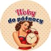Wzór: Przypinka Wolny do Północy Pin-up z Budzikiem – grafika z napisem Wolny do północy