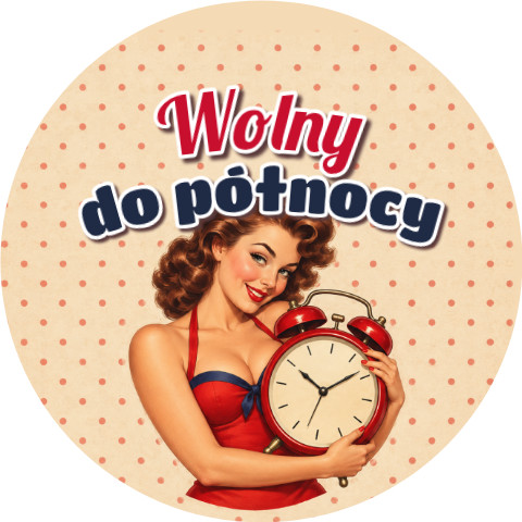 Wzór: Przypinka Wolny do Północy Pin-up z Budzikiem – grafika z napisem Wolny do północy