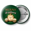 Przypinka Wolny do Północy Zegarek i Kości: przypinka na wieczór kawalerski z napisem Wolny do północy – przód i aluminiowy tył z agrafką