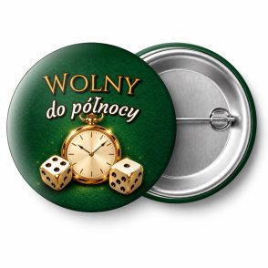 Przypinka Wolny do Północy Zegarek i Kości: przypinka na wieczór kawalerski z napisem Wolny do północy – przód i aluminiowy tył z agrafką