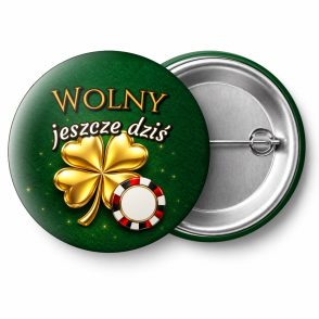 Przypinka Wolny Jeszcze Dziś Koniczyna Szczęścia: przypinka na wieczór kawalerski z napisem Wolny jeszcze dziś – przód i aluminiowy tył z agrafką